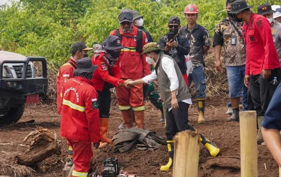 Menteri Kehutanan Raja Antoni meninjau lokasi karhutla di Kerumutan, Pelalawan, Riau