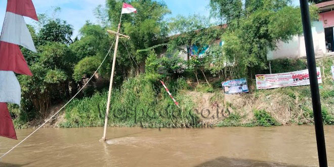 Warga memindahkan upacara HUT dari Sungai Deli ke halaman masjid karena arus deras