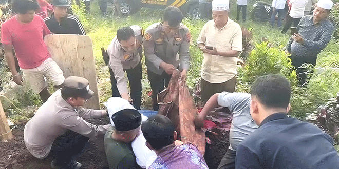 Personel kepolisian mendampingi pemakaman korban kebakaran di Padangsidimpuan