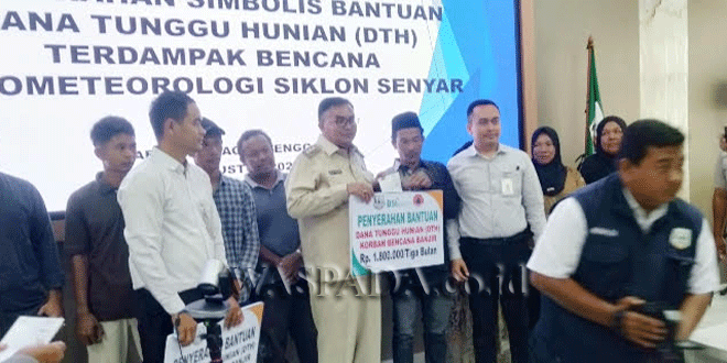 Penyerahan bantuan DTH kepada korban banjir di Kutacane, Aceh Tenggara