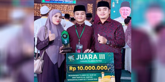 Mirza Ramadhan Lubis menerima piala dan hadiah MTQ YHA 2026