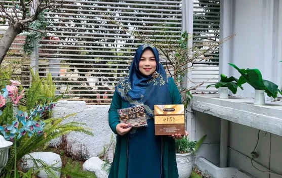Hijab Efaz dengan barcode yang dapat dipindai untuk mengakses konten literasi