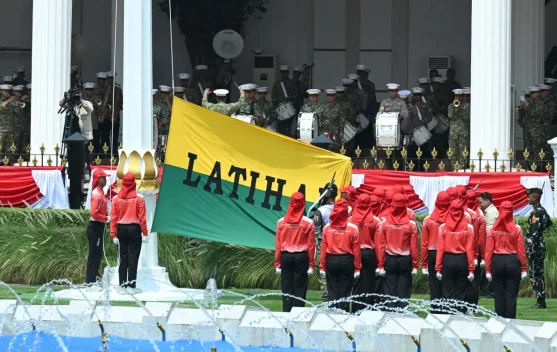 Warga menonton upacara di luar Istana Merdeka pada peringatan kemerdekaan