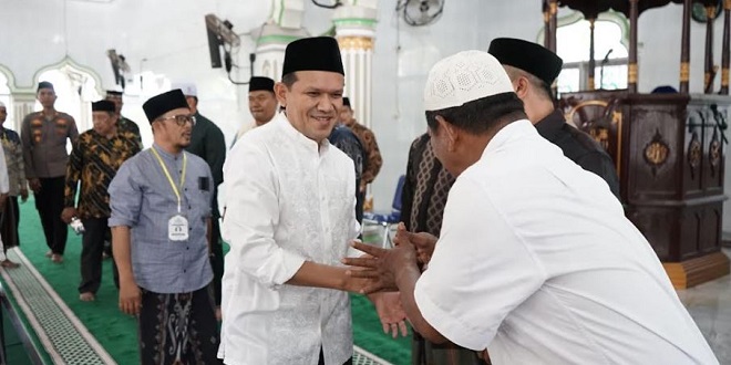 Wakil Gubernur Aceh bersama anak yatim di Masjid Baitul Istiqamah Pidie