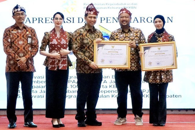 Bupati Gresik menerima penghargaan Harganas di Pendopo Agung Kabupaten Malang