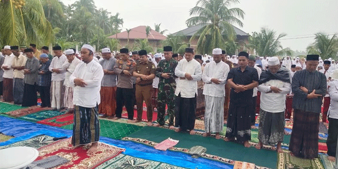 Jamaah melaksanakan Shalat Istisqa di halaman Masjid Babussalam Gampong Lamkunyet