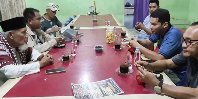 Bupati Darma Wijaya menikmati kerang rebus dan kopi di Warung Idola Desa Firdaus