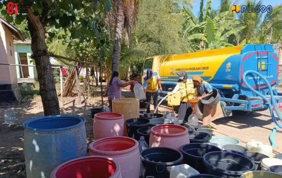 Truk tangki dan sumur bor distribusi air di lokasi kekeringan