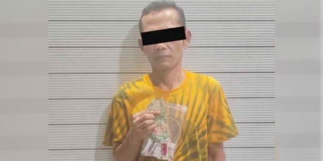 Petugas kepolisian mengamankan barang bukti ganja delapan paket hasil penangkapan di Medan