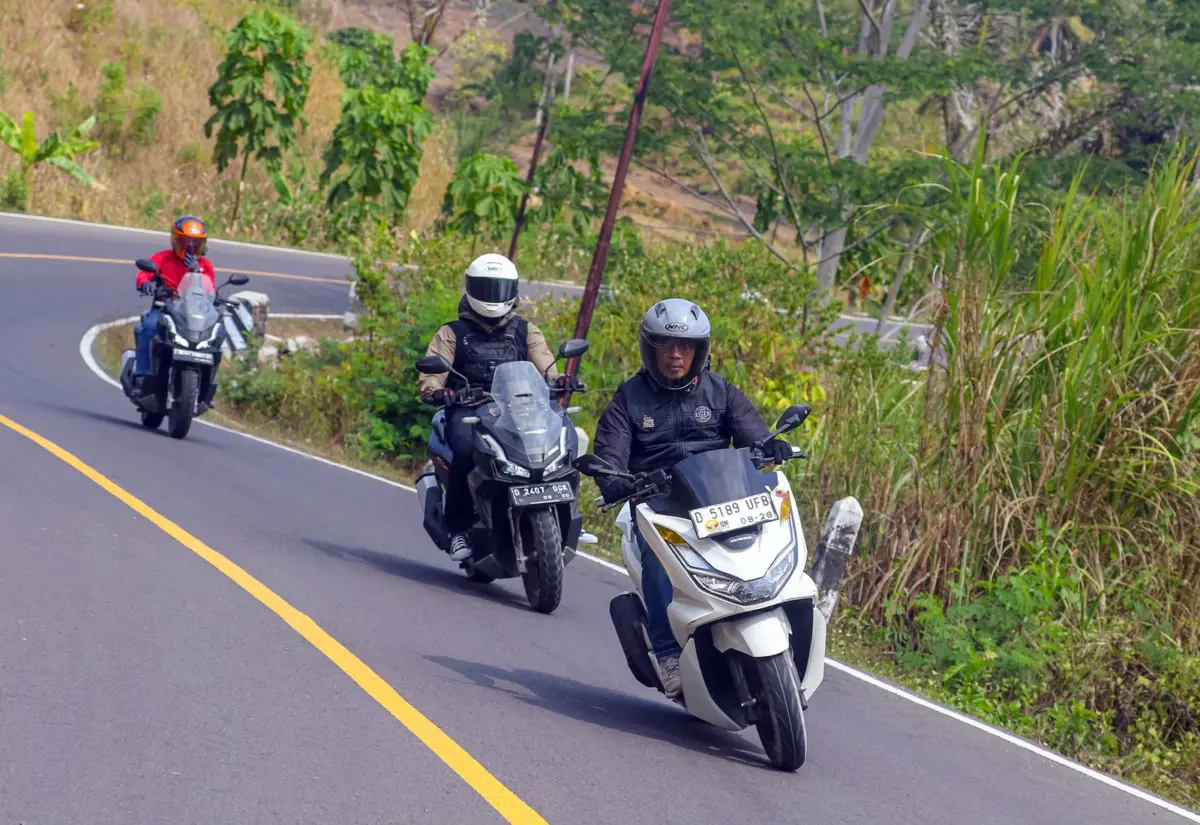 Kendaraan menyalip di jalan pegunungan berkelok