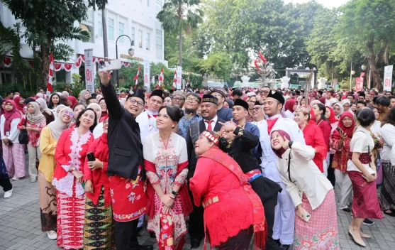 Pegawai BPOM mengenakan pakaian adat Nusantara saat upacara HUT ke-81