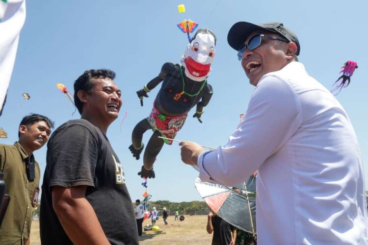 Layang-layang Punakawan terbang di Long Beach Pakuwon City saat Surabaya Kite Festival 2026