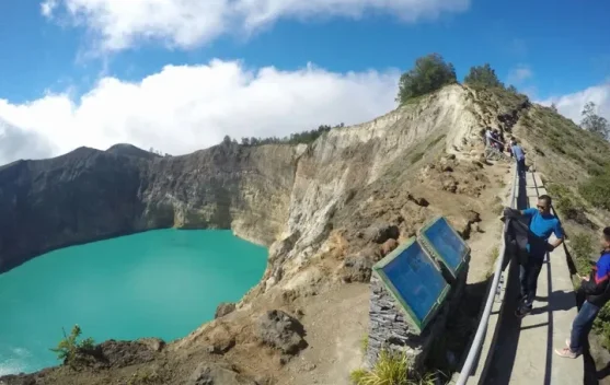 Retakan di bibir Kawah I Gunung Kelimutu setelah gempa