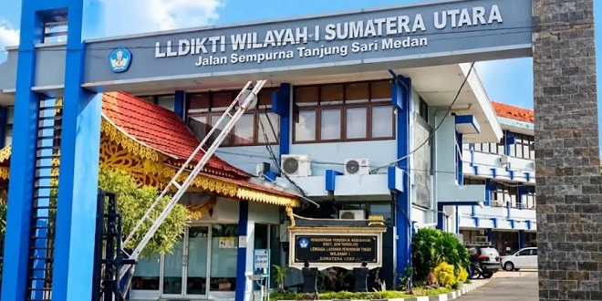 Gedung Universitas Darma Agung dan mahasiswa menunggu informasi akreditasi