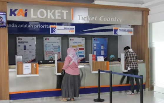 Penumpang memegang tiket kereta api di stasiun menjelang perayaan 17 Agustus