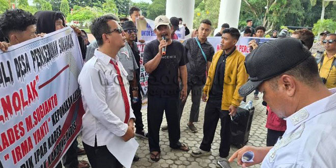 Ratusan warga Desa Sukaraja berunjuk rasa di halaman Kantor Bupati Asahan