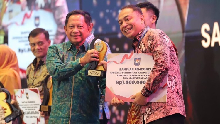 Wali Kota Surabaya menerima penghargaan pengelolaan sampah 2026