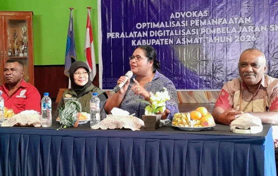 Siswa SMP di Asmat menggunakan perangkat digital selama pembelajaran di kelas
