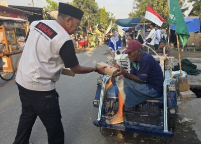 Relawan Baguna Jatim membagikan kotak makanan di depan Pondok Pesantren Bahrul Ulum Tambakberas