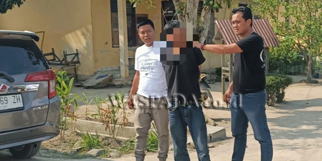 Polisi mengamankan pelaku dan barang bukti parang terkait kasus penganiayaan di Seirampah