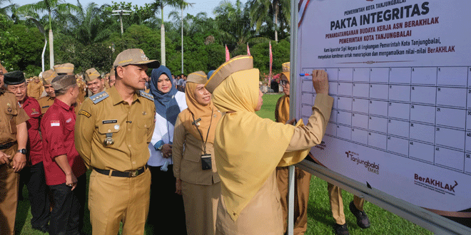 Wali Kota Tanjungbalai meluncurkan penerapan ASN BerAKHLAK pada apel pemerintahan