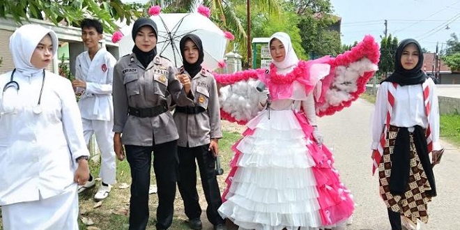 Pelajar SMAN 1 Samudera mengenakan kostum daur ulang dari plastik saat karnaval HUT RI