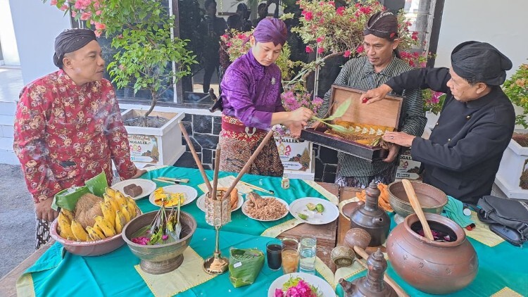 Prosesi jamasan pusaka menjelang Hari Jadi Trenggalek di Pendapa Manggala Praja Nugraha
