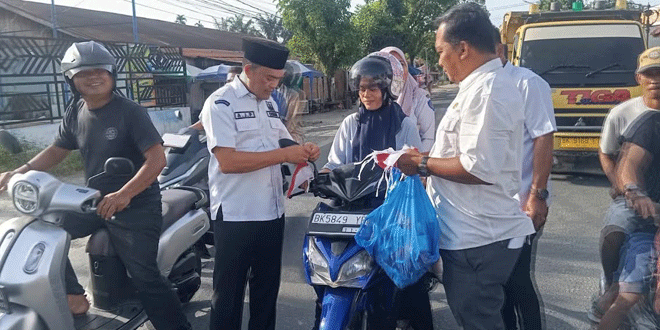 Pembagian bendera Merah Putih di depan Kantor Bupati Labuhanbatu