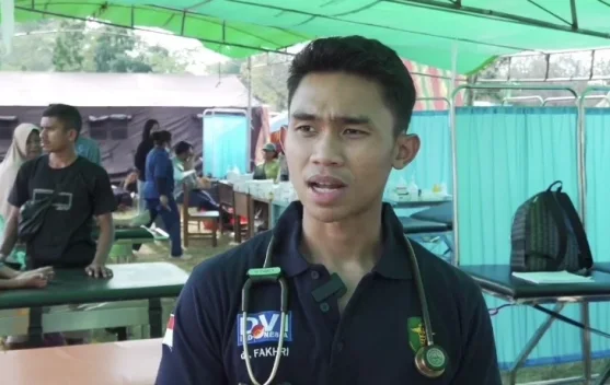 Tim medis Pusdokkes Polri memberikan layanan kesehatan di posko pengungsian Reo, Nusa Tenggara Timur