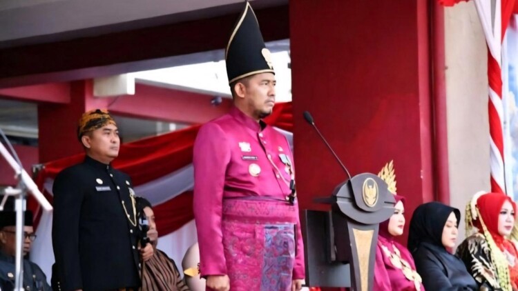 Bupati Sumenep memimpin upacara HUT ke-81 Kemerdekaan RI di halaman kantor bupati