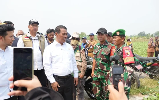 Prajurit TNI membantu petani memasang pompa air di lahan pertanian