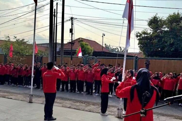 Peserta upacara HUT RI ke-81 DPC PDI Perjuangan Sidoarjo di kantor sekretariat