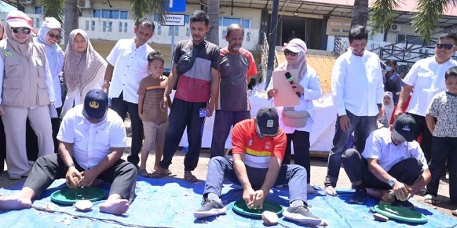 Peserta lomba HUT ke-81 RI berkumpul dan berfoto bersama di Pasar Induk Lambaro