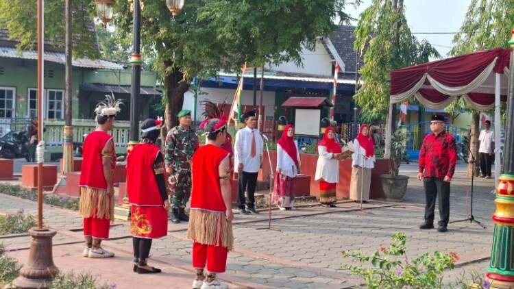 Warga Oro-Oro Ombo mengikuti upacara HUT ke-81 RI di Tugu TGP, Madiun