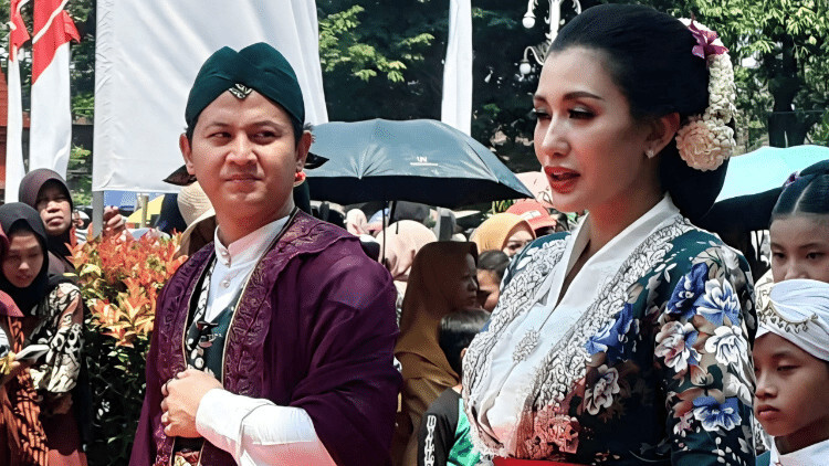Kirab pusaka dan warga dalam perayaan Hari Jadi ke-832 Trenggalek