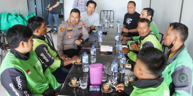 Kapolres Langkat bertemu pengemudi ojek online di Kafe Orivida Stabat