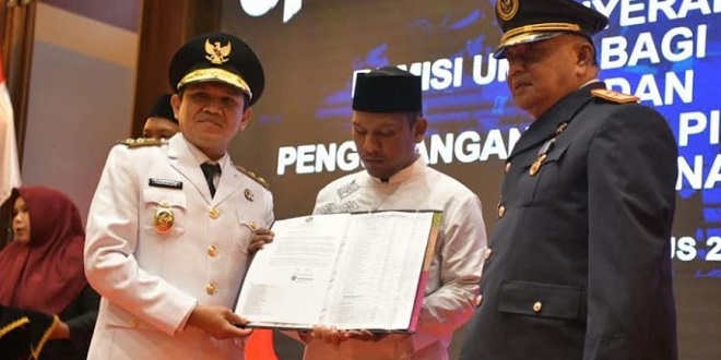 Wakil Gubernur Aceh menyerahkan SK remisi kepada penerima di Banda Aceh
