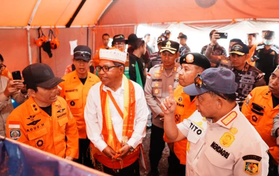 Mendagri Tito Karnavian meninjau lokasi gempa di Desa Satar Kampas NTT