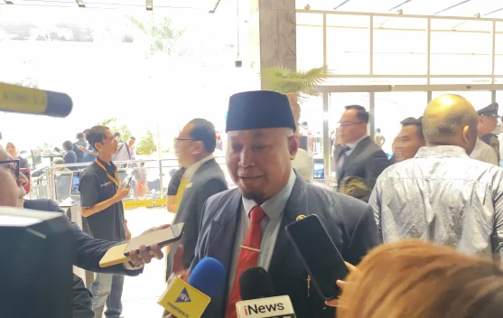 Ahmad Junaidi Lauly berbicara di Kompleks Parlemen Senayan, Jakarta