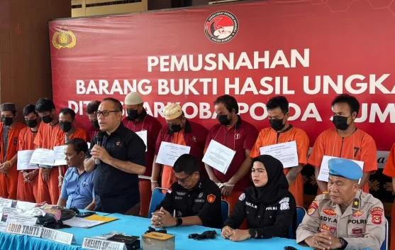 Petugas Polda Sumsel memusnahkan sabu dan ekstasi sebagai bukti penindakan narkoba