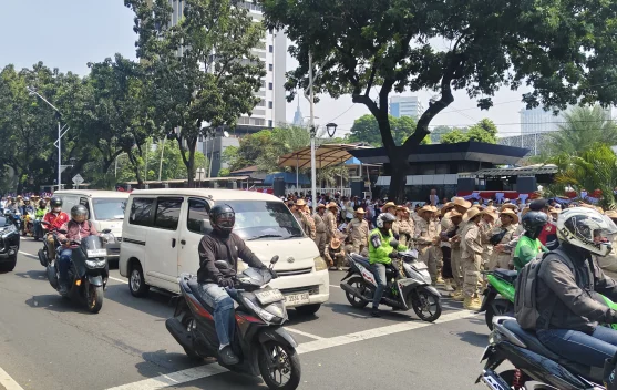 Massa aksi damai di Gerbang Pemuda GBK dan petugas kepolisian mengatur lalu lintas
