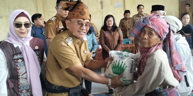 Bupati Anton menerima kain adat saat kunjungan di Nagori Purba Sinumbah