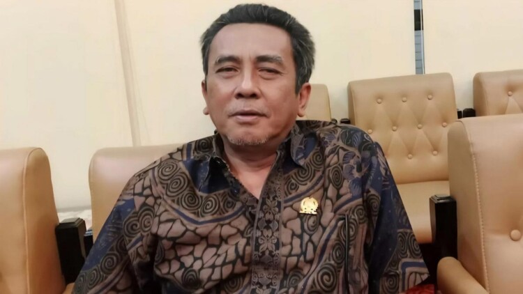 Ilustrasi beras dalam karung dan tumpukan beras di pasar tradisional