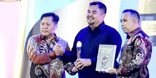 Denny Febrian Roza menerima Serambi Award 2026 di Banda Aceh