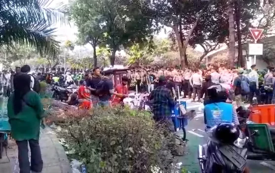 Pengunjuk rasa damai di depan Gedung DPR RI saat penyampaian aspirasi