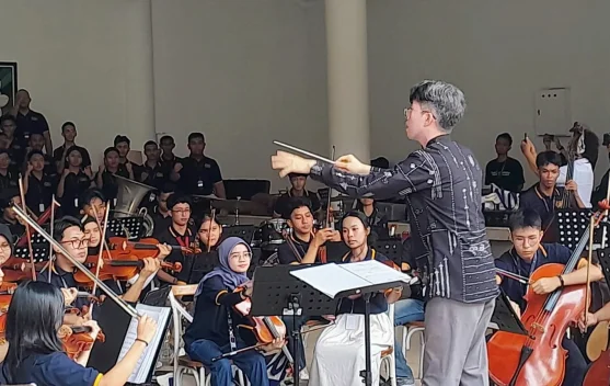 Konduktor Vincent Wiguna memimpin latihan Gita Bahana Nusantara menjelang HUT Ke-81 RI