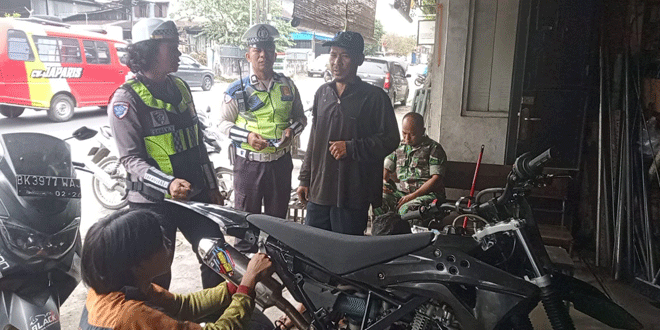 Petugas Sat Lantas melakukan sosialisasi tentang larangan knalpot brong di bengkel kendaraan