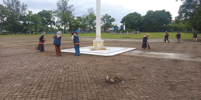Petugas DLH Aceh Besar membersihkan Lapangan Bungong Jeumpa, Kota Jantho, 13 Agustus