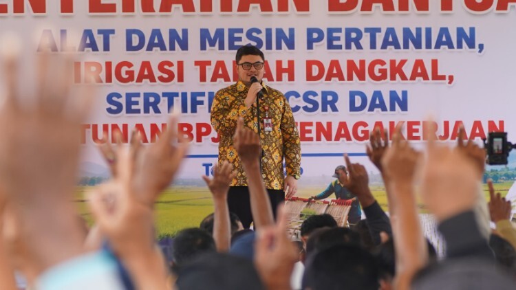 Bupati Kediri menyerahkan bantuan alsintan kepada petani di Lapangan Belakang Pemkab Kediri