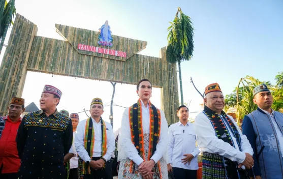 Suasana Festival Golo Koe di Labuan Bajo dengan pertunjukan budaya dan kerumunan pengunjung